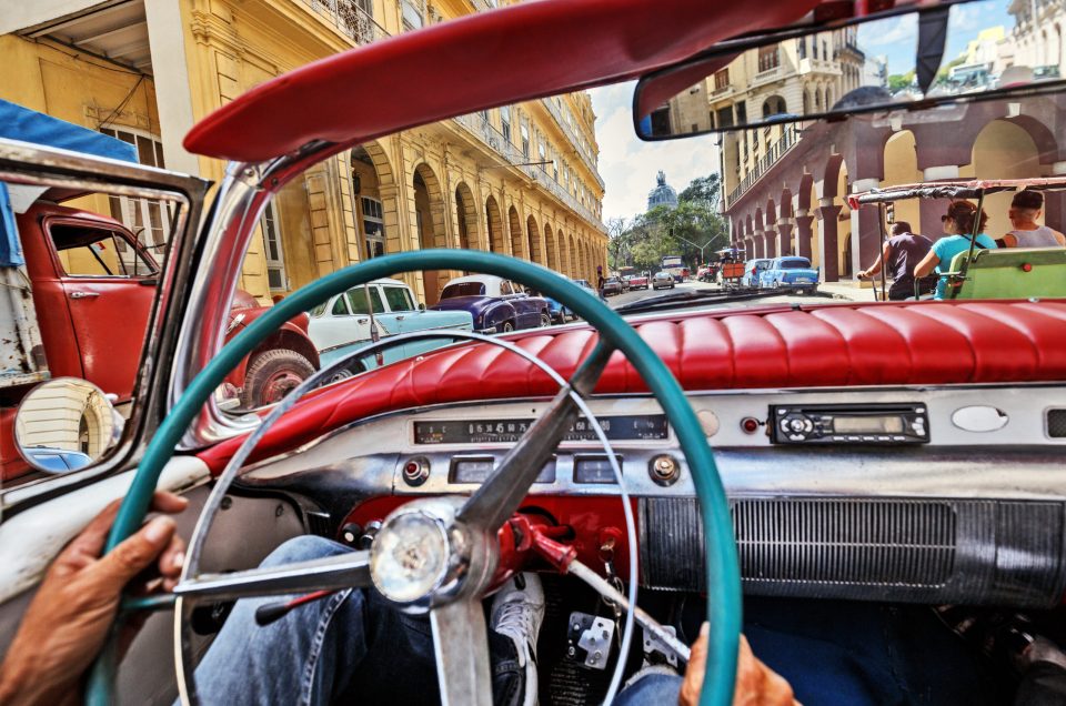 Upptäck Kuba från baksätet på en klassisk amerikansk bil